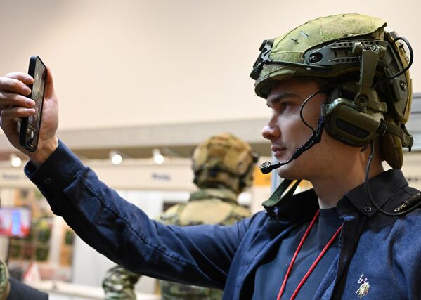 زائر يلتقط صورة سيلفي في المعرض المتخصص الثاني "إكيبيروفكا" في إحدى أجنحة  الحديقة العامة "في دي إن خا". - سبوتنيك عربي