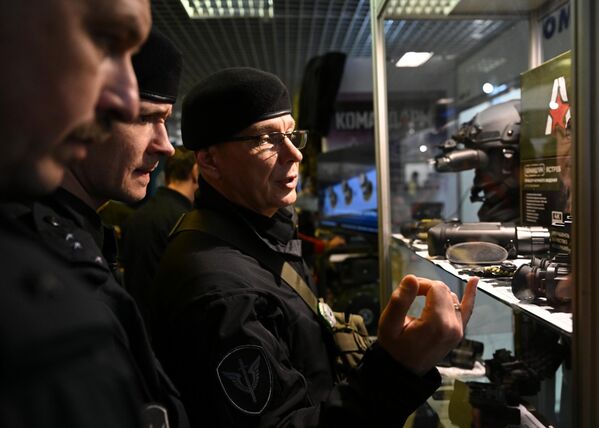 زوار في المعرض المتخصص الثاني "إكيبيروفكا" في إحدى أجنحة  الحديقة العامة "في دي إن خا". - سبوتنيك عربي