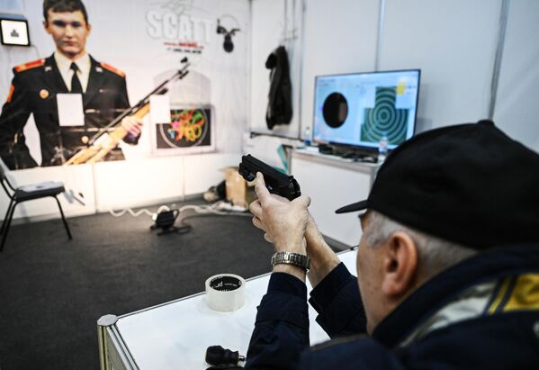 زائر يحمل مسدسًا في المعرض المتخصص الثاني "إكيبيروفكا" في إحدى أجنحة  الحديقة العامة "في دي إن خا". - سبوتنيك عربي