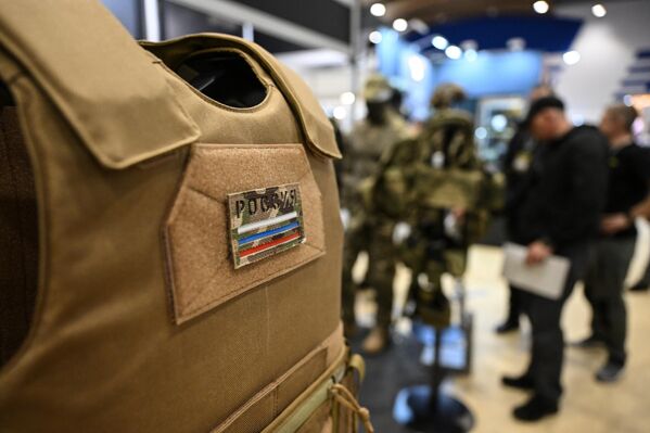 سترة واقية من الرصاص في المعرض المتخصص الثاني "إكيبيروفكا" في إحدى أجنحة  الحديقة العامة "في دي إن خا". - سبوتنيك عربي