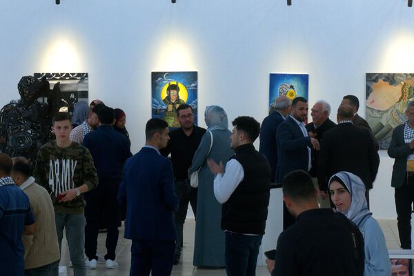 نتنفس حرية  معرض فني في غزة ينقل معاناة الأسرى الفلسطينيين داخل السجون الإسرائيلية  - سبوتنيك عربي