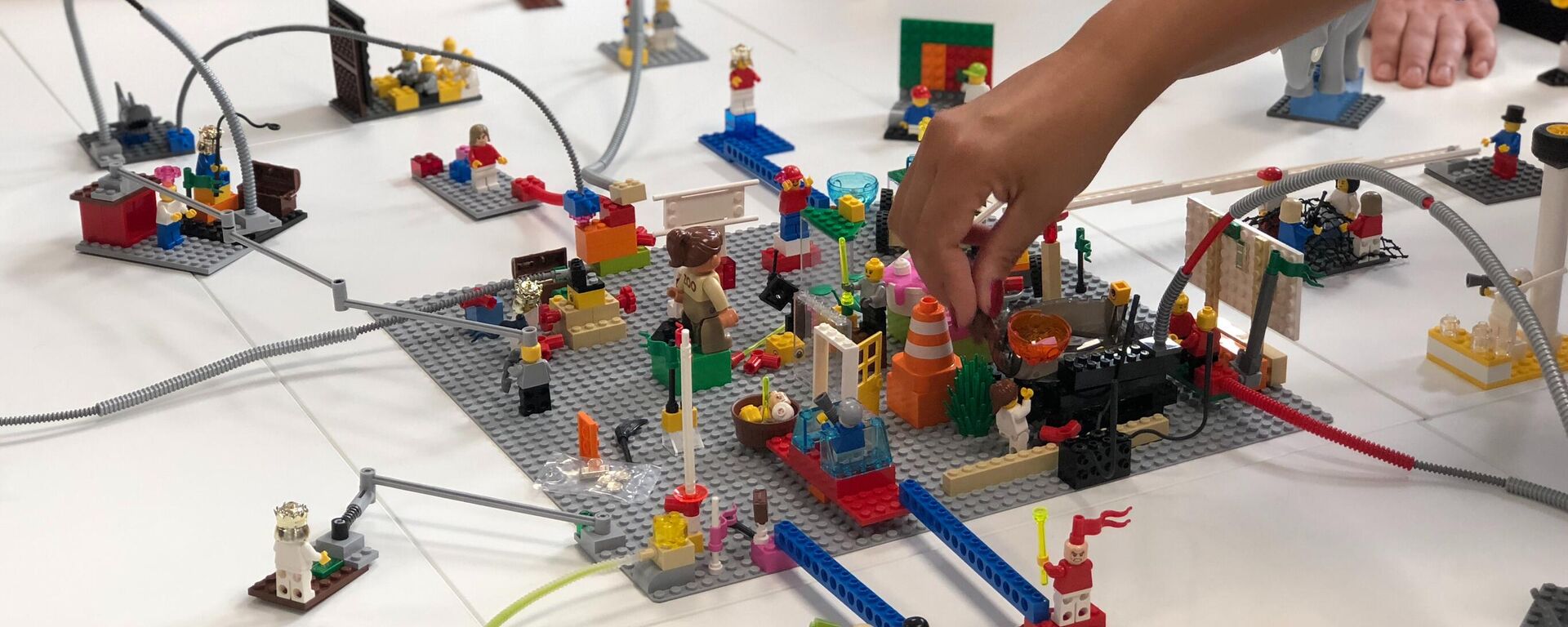 لعبة الليغو الشهيرة التي تحتمدج على تجميع القطع لبناء أشكال وقوالب كبيرة   - سبوتنيك عربي, 1920, 27.04.2023