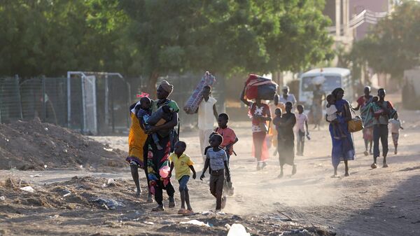 سودانيون يفرون من أحيائهم وسط قتال بين الجيش والدعم السريع في الخرطوم - سبوتنيك عربي