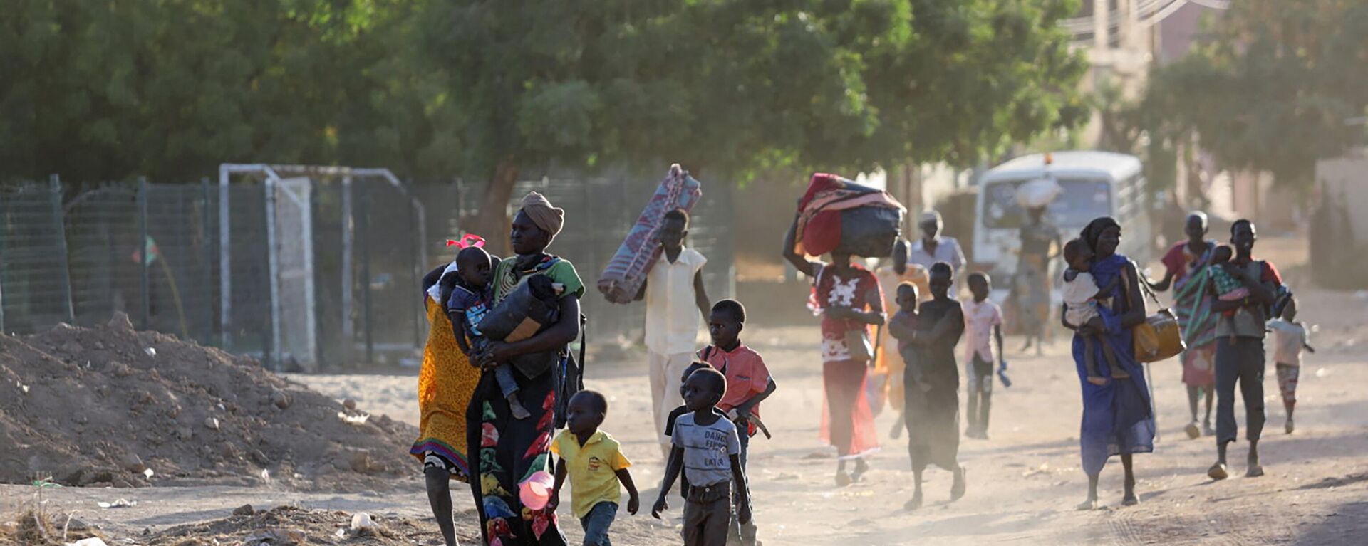 سودانيون يفرون من أحيائهم وسط قتال بين الجيش والدعم السريع في الخرطوم - سبوتنيك عربي, 1920, 27.04.2023