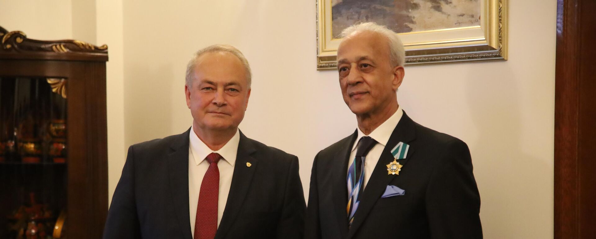 الرئيس الروسي فلاديمير بوتين يمنح الفنان التشكيلي اللبناني نزار ضاهر وسام الصداقة
 - سبوتنيك عربي, 1920, 27.04.2023