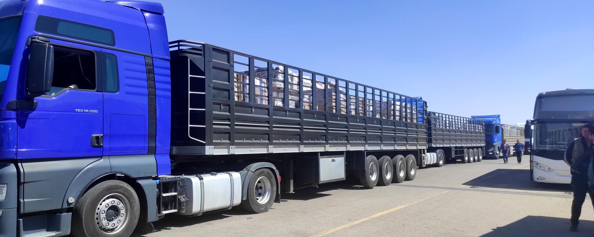  شاحنات الجيش الأردني تنقل مساعدات إنسانية لمتضرري الزلزال في سوريا  - سبوتنيك عربي, 1920, 28.01.2024