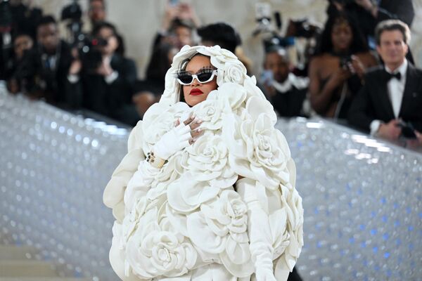 المغنية والممثلة البربادوسية ريهانا تصل لحضور حفل Met Gala لعام 2023 في متحف متروبوليتان للفنون في نيويورك، 1 مايو 2023 - سبوتنيك عربي