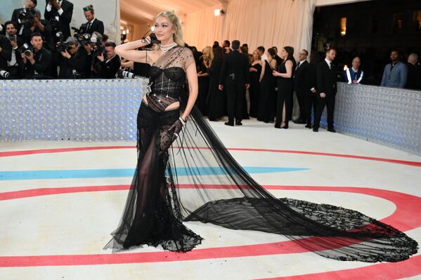 تصل عارضة الأزياء الأمريكية جيجي حديد إلى حفل Met Gala لعام 2023 في متحف متروبوليتان للفنون في نيويورك، 1 مايو 2023. - سبوتنيك عربي