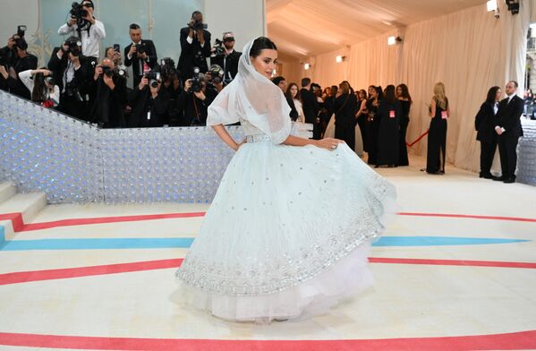 الممثلة الإسبانية بينيلوبي كروز تصل إلى 2023 Met Gala في متحف متروبوليتان للفنون في نيويورك، 1 مايو 2023. - سبوتنيك عربي
