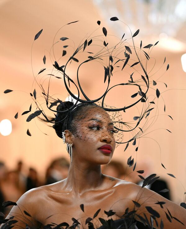 المغنية النيجيرية تيمس تصل إلى 2023 Met Gala في متحف متروبوليتان للفنون في نيويورك، 1 مايو 2023.  - سبوتنيك عربي