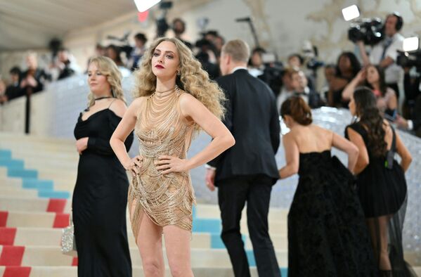 الممثلة الأمريكية أماندا سيفريد تصل إلى 2023 Met Gala في متحف متروبوليتان للفنون في في نيويورك، 1 مايو 2023. - سبوتنيك عربي