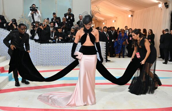 الممثلة والمغنية الأمريكية جينيفر لوبيز تصل لحضور حفل Met Gala لعام 2023 في متحف متروبوليتان للفنون في 1 مايو 2023 في نيويورك. - سبوتنيك عربي