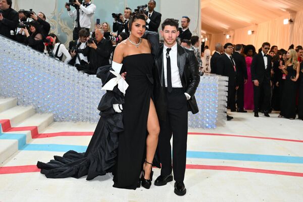 الممثلة الهندية بريانكا تشوبرا جوناس (إلى اليسار) والمغني وكاتب الأغاني الأمريكي نيك جوناس يصلان لحضور حفل Met Gala لعام 2023 في متحف متروبوليتان للفنون في 1 مايو 2023، في نيويورك. - سبوتنيك عربي