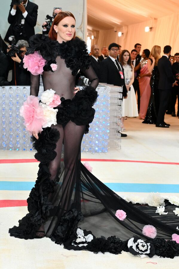 عارضة الأزياء الإنجليزية كارين إلسون تصل حفل Met Gala لعام 2023 في متحف متروبوليتان للفنون في 1 مايو 2023، في نيويورك. - سبوتنيك عربي