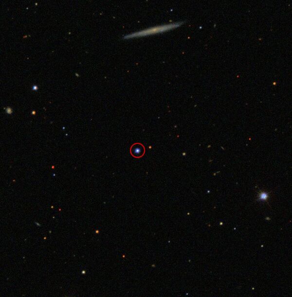 يستغرق الضوء من الثقب الأسود الهائل المعروف باسم TON 618 (المحاط بدائرة) أكثر من 10 مليارات سنة للوصول إلينا. - سبوتنيك عربي
