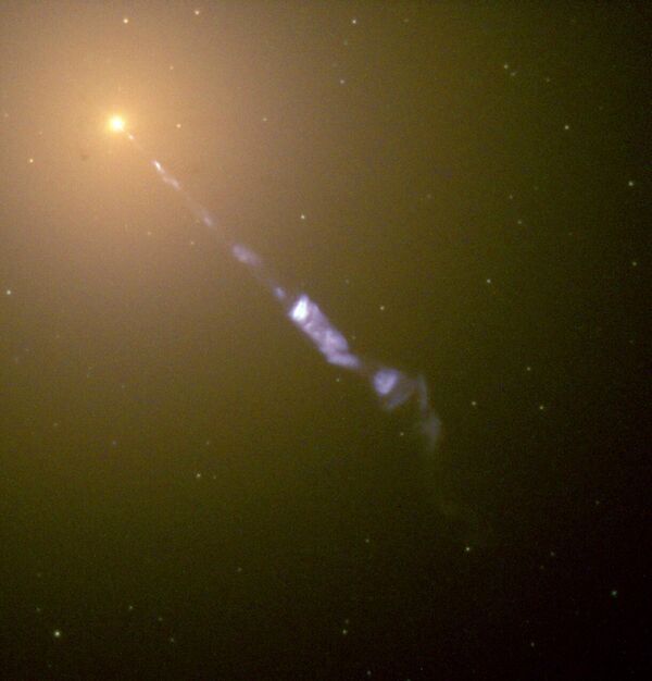 النفاثة الخارجة من قلب مجرة &quot;ميسييه 87&quot; (أو NGC 4486). يمتد النفاث إلى حوالي 20 ثانية قوسية (الطول المطلق حوالي 5 كلي). صورة مركبة لأرصاد تلسكوب هابل. المجرة بعيدة جدًا عن تلسكوب هابل لحل النجوم الفردية، النقاط المضيئة في الصورة هي عناقيد نجمية، يُفترض أن تحتوي كل منها على مئات الآلاف من النجوم. التسمية التوضيحية الأصلية: &quot;نفاث الإلكترونات والجزيئات دون الذرية التي تعمل بالثقب الأسود من مركز مجرة &quot;ميسييه 87&quot;. تم جمع البيانات المستخدمة في هذه الصورة باستخدام كاميرا Hubble&#x27;s Wide Field Planetary 2 في عام 1998 من قبل علماء الفلك في معهد مراصد علوم الفضاء: جي.أ. بيريتا، دبليو بي. سباركس، ف. ماتشيتو، وإي. بيرلمان. تم تجميع هذه الصورة المركبة بواسطة فريق &quot;مشروع تراث هابل&quot; (Hubble Heritage) بناءً على التعرض للأشعة فوق البنفسجية والأزرق والأخضر والأشعة تحت الحمراء. - سبوتنيك عربي