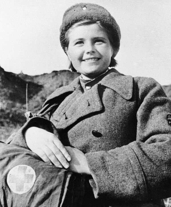 يكاتيرينا ميخائيلوفنا-ديومينا إلاريونوفنا، مرشدة طبية في كتيبة المشاة البحرية المنفصلة 369 ومدرب طبي أول في الشركة الموحدة لمرافقة ساحلية مفرزة لأسطول  الدانوب العسكري؛ المرأة الوحيدة التي خدمت في سلاح مشاة البحرية آنذاك. بطلة الاتحاد السوفيتي باعتبار مرسوم صدر في 5 مايو/ أيار 1990. - سبوتنيك عربي