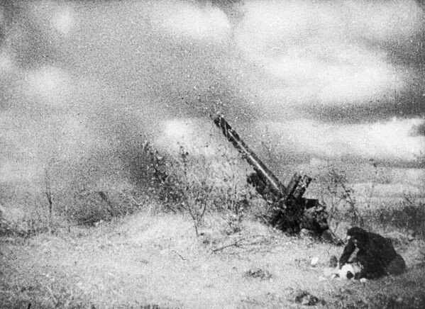 تحرير أوكرانيا من الغزاة النازيين خلال الحرب الوطنية العظمى (1941-1945). تظهر في الصورة ممرضة تقدم الرعاية الطبية لجندي جريح خلال معركة بالقرب من كييف. - سبوتنيك عربي