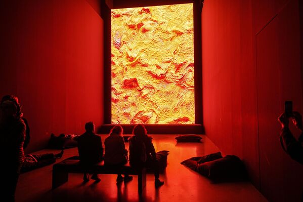 الزوار يشاهدون عرضا فنيا في معرض "رفيق أناضول. هلوسة آلية" في متحف كونستبالاست للفنون في دوسلدورف، ألمانيا  2 مايو 2023. - سبوتنيك عربي