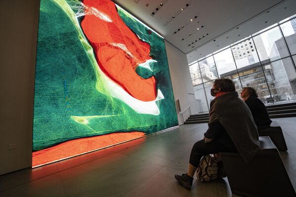 الزوار يشاهدون عرضا فنيا في معرض "غير خاضع للإشراف" في متحف الفن الحديث في نيويورك، الولايات المتحدة 11 مايو 2023.من المفترض أن يكون هذا العرض الجديد، الذي تم إنشاؤه بواسطة الذكاء الاصطناعي، تحديا وصورة مثيرة تدعو المجموعة المرموقة لمتحف مدينة نيويورك للتفكر. - سبوتنيك عربي