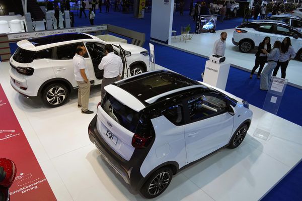 يقف الزوار بجانب سيارات Chery EQ1 الكهربائية الجديدة التي تعرض في معرض e-Motor في بيروت، لبنان، 10 مايو 2023. - سبوتنيك عربي