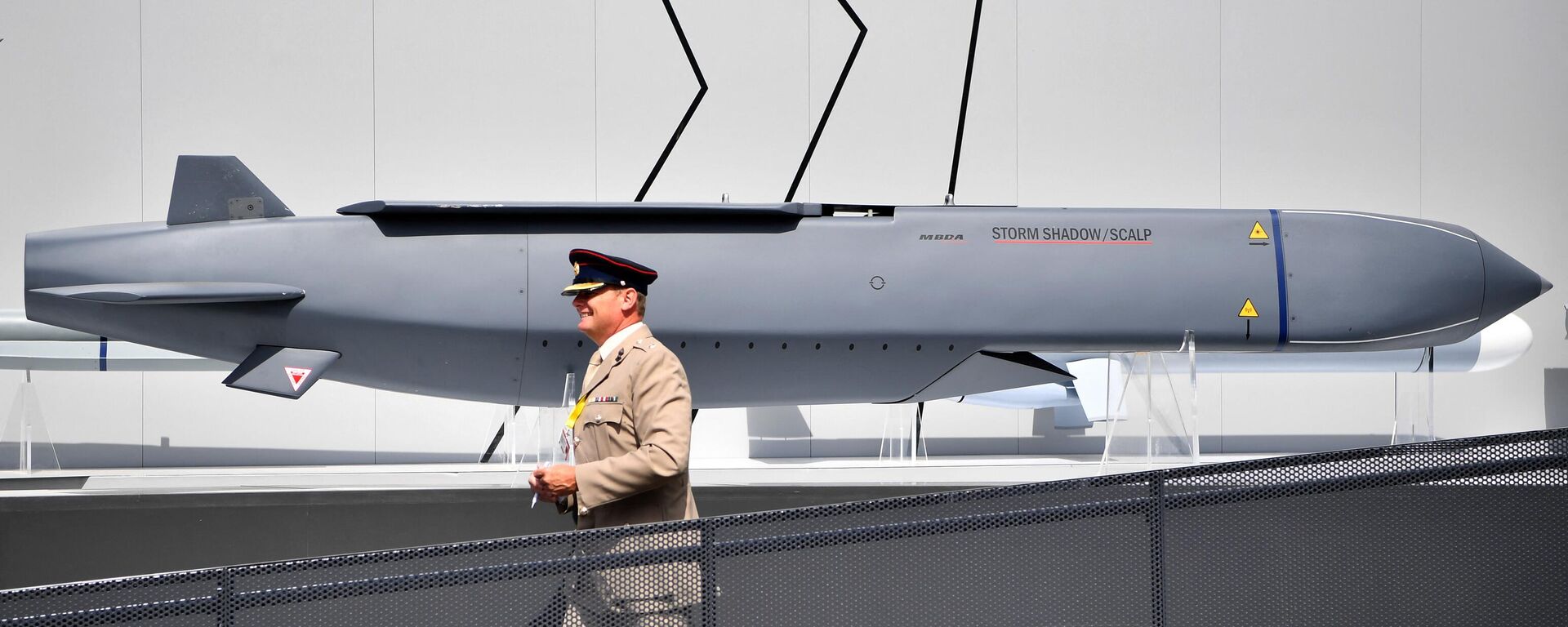 أحد أفراد الجيش يمر أمام صاروخ ستورم شادو في معرض فارنبورو الجوي، جنوب غربي لندن 17 يوليو/تموز  2018 - سبوتنيك عربي, 1920, 29.05.2024