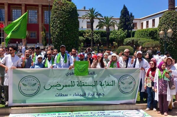 احتجاج الممرضين في المغرب أمام مبنى البرلمان على تجاهل مطالبهم المتعلقة بالأجور وظروف العمل - سبوتنيك عربي