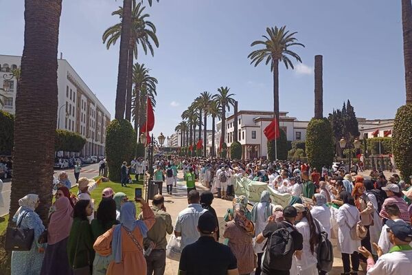 احتجاج الممرضين في المغرب أمام مبنى البرلمان على تجاهل مطالبهم المتعلقة بالأجور وظروف العمل - سبوتنيك عربي