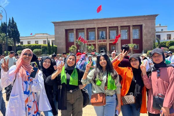 احتجاج الممرضين في المغرب أمام مبنى البرلمان على تجاهل مطالبهم المتعلقة بالأجور وظروف العمل - سبوتنيك عربي