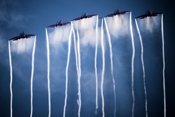 فريق الاستعراض الجوي "ستريجي" (السمامات) على متن مقاتلات "ميغ-29" أثناء عرض جوي للطائرات كجزء من المنتدى العسكري الفني الدولي "أرميا-2022" في مطار كوبينكا في ضواحي موسكو. - سبوتنيك عربي