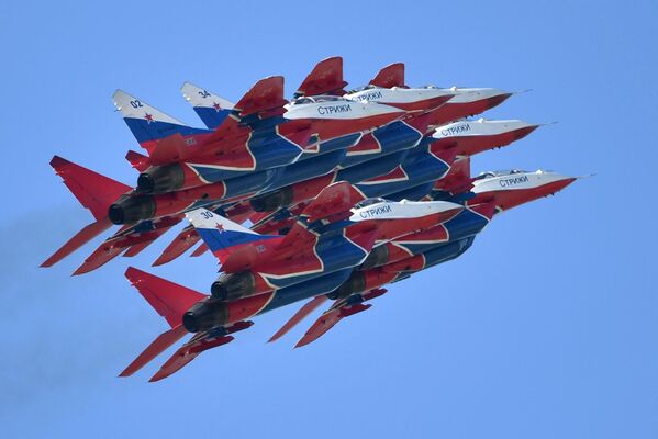 طائرة "ميغ-29" من فريق الاستعراض الجوي "ستريجي" (السمامات)  تحلق في معرض الطيران والفضاء الدولي "ماكس-2019" في جوكوفسكي بالقرب من موسكو. - سبوتنيك عربي