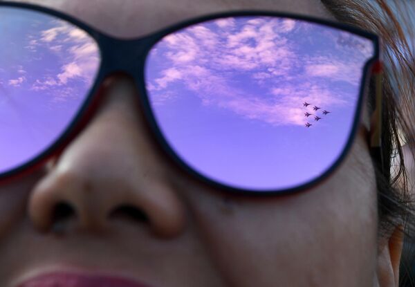 انعكاس في نظارات متفرجة لمقاتلات "ميغ-29" من فريق الاستعراض الجوي "ستريجي" (السمامات)، في مهرجان الطيران "أنا أختار السماء!" في قازان. - سبوتنيك عربي