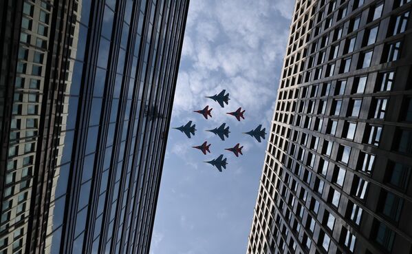 مقاتلات "ميغ-29" و "سو- 30 إس إم" من فرقة الاستعراض الجوي "ستريجي" وفرقة "روسكيه فيتيازي" (الفرسان الروس)  - فرقة "ألماس كوبان" -  أثناء بروفة العرض العسكري المخصص للذكرى الـ 77 للنصر في الحرب الوطنية العظمى في الساحة الحمراء في موسكو. - سبوتنيك عربي