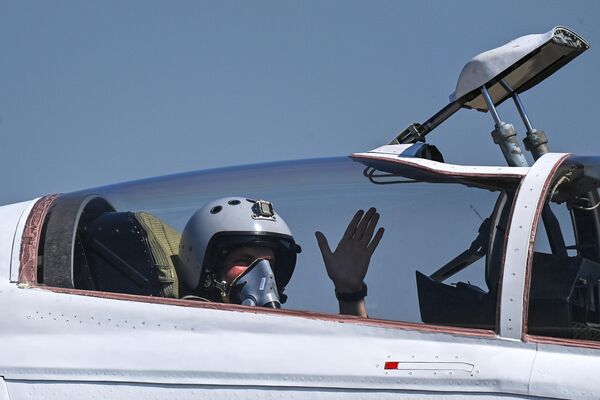 طيار إحدى مقاتلات "ميغ-29" التابعة لفريق الاستعراض الجوي "ستريجي" (السمامات) على مقاتلات "ميغ-29" أثناء عرض جوي للطائرات كجزء من المنتدى العسكري الفني الدولي في مطار كوبينكا في ضواحي موسكو. - سبوتنيك عربي