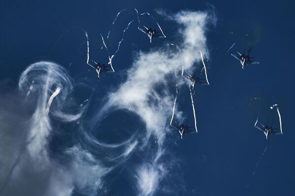 فريق الاستعراض الجوي "ستريجي" (السمامات) على متن مقاتلات "ميغ-29بي" أثناء عرض جوي للطائرات كجزء من المنتدى العسكري الفني الدولي "أرميا-2022" في مطار كوبينكا في ضواحي موسكو. - سبوتنيك عربي