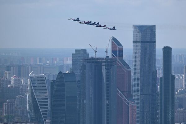 مقاتلات "ميغ-29" و "سو- 30 إس إم" من فرقة الاستعراض الجوي "ستريجي" وفرقة "روسكيه فيتيازي" (الفرسان الروس)  - فرقة "ألماس كوبان" -  أثناء بروفة العرض العسكري المخصص للذكرى الـ 77 للنصر في الحرب الوطنية العظمى في الساحة الحمراء في موسكو. - سبوتنيك عربي