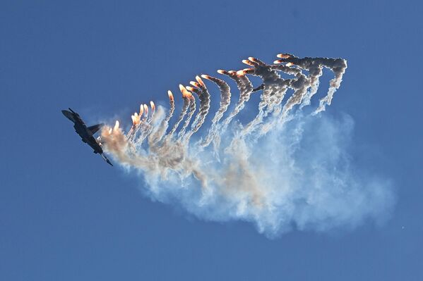 فريق الاستعراض الجوي "ستريجي" (السمامات) على متن مقاتلات "ميغ-29" أثناء عرض جوي للطائرات كجزء من المنتدى العسكري الفني الدولي في مطار كوبينكا في ضواحي موسكو. - سبوتنيك عربي