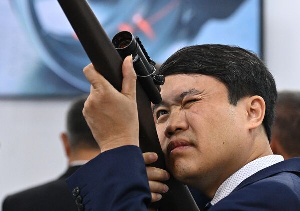 زائر في المعرض الدولي الحادي عشر للأسلحة والمعدات العسكرية MILEX-2023 في مينسك، بيلاروسيا - سبوتنيك عربي