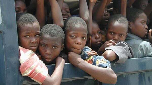 أطفال في نيجيريا يتم انقاذهم في 2003  قبل نقلهم إلى جمهورية بنين من قبل منظمات الاتجار بالأطفال - سبوتنيك عربي