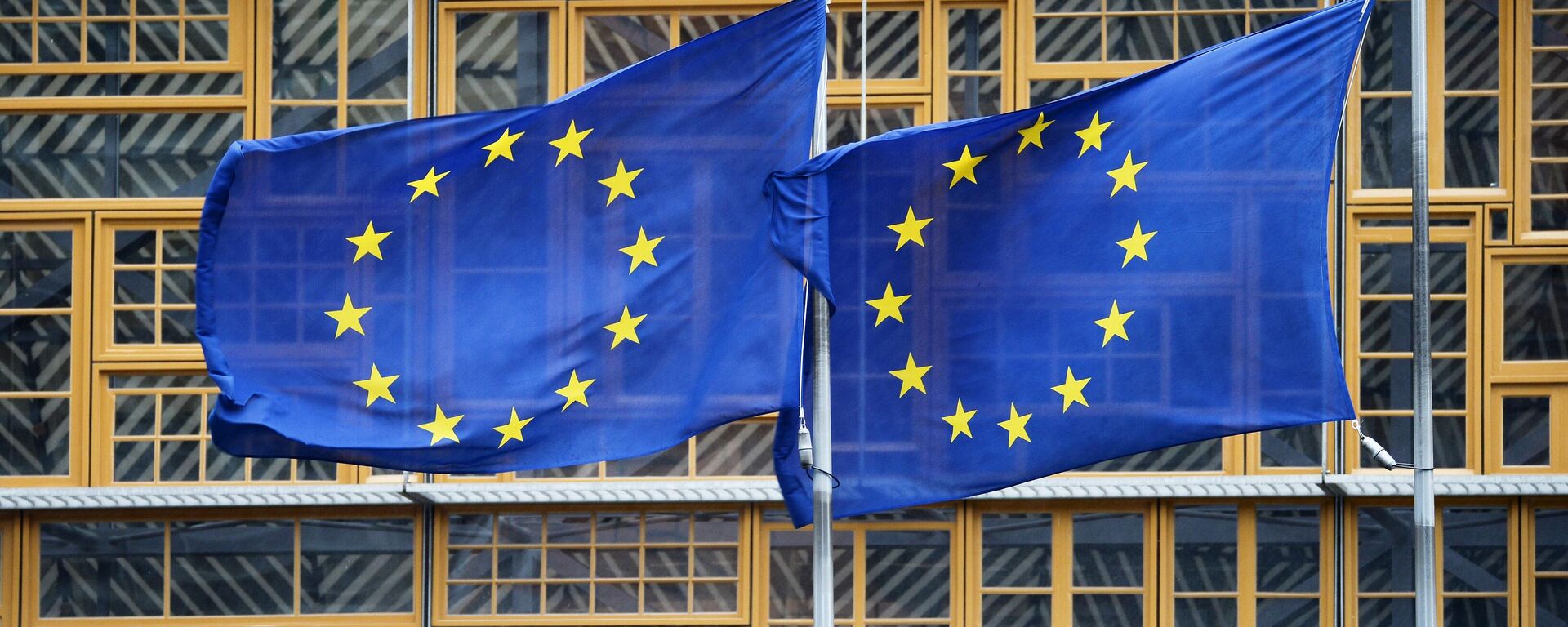أعلام الاتحاد الأوروبي خارج مقر البرلمان الأوروبي في بروكسل. - سبوتنيك عربي, 1920, 23.10.2023