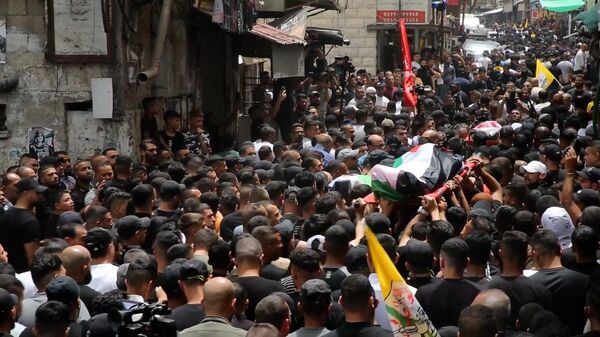 آلاف الفلسطينيين يشيعون قتلى نابلس وسط غضب عارم  - سبوتنيك عربي