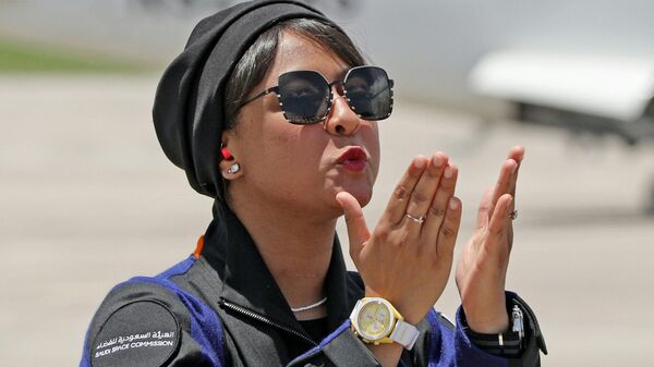 أول رائدة فضاء سعودية، ريانة برناوي، ترسل قبلاتها لأفراد أسرتها عند وصولها إلى مركز كينيدي للفضاء في كيب كانافيرال، فلوريدا، 21 مايو/ أيار 2023 - سبوتنيك عربي