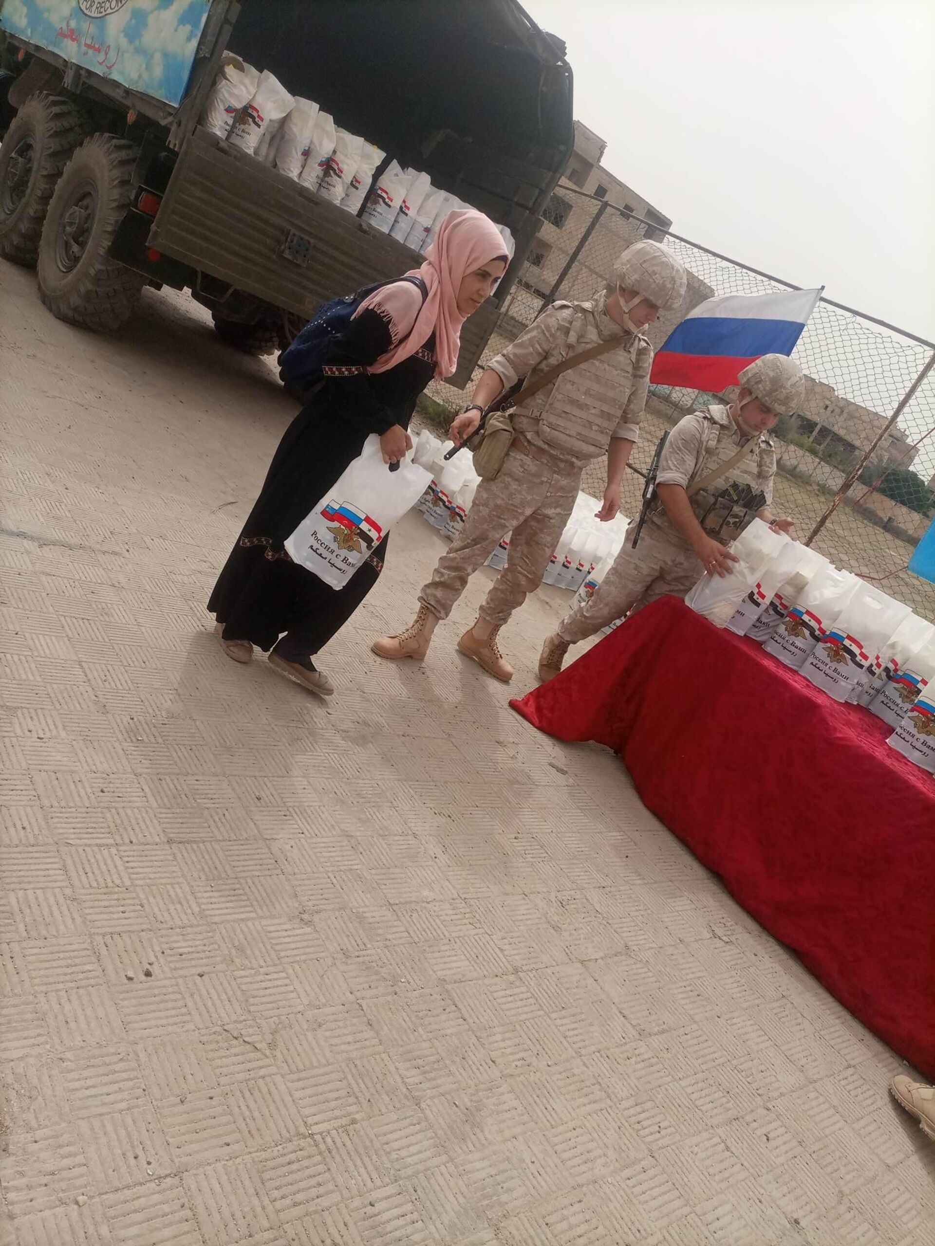 الجيش الروسي يوزع مساعدات إنسانية لسكان مدينة على الحدود السورية العراقية - سبوتنيك عربي, 1920, 22.05.2023