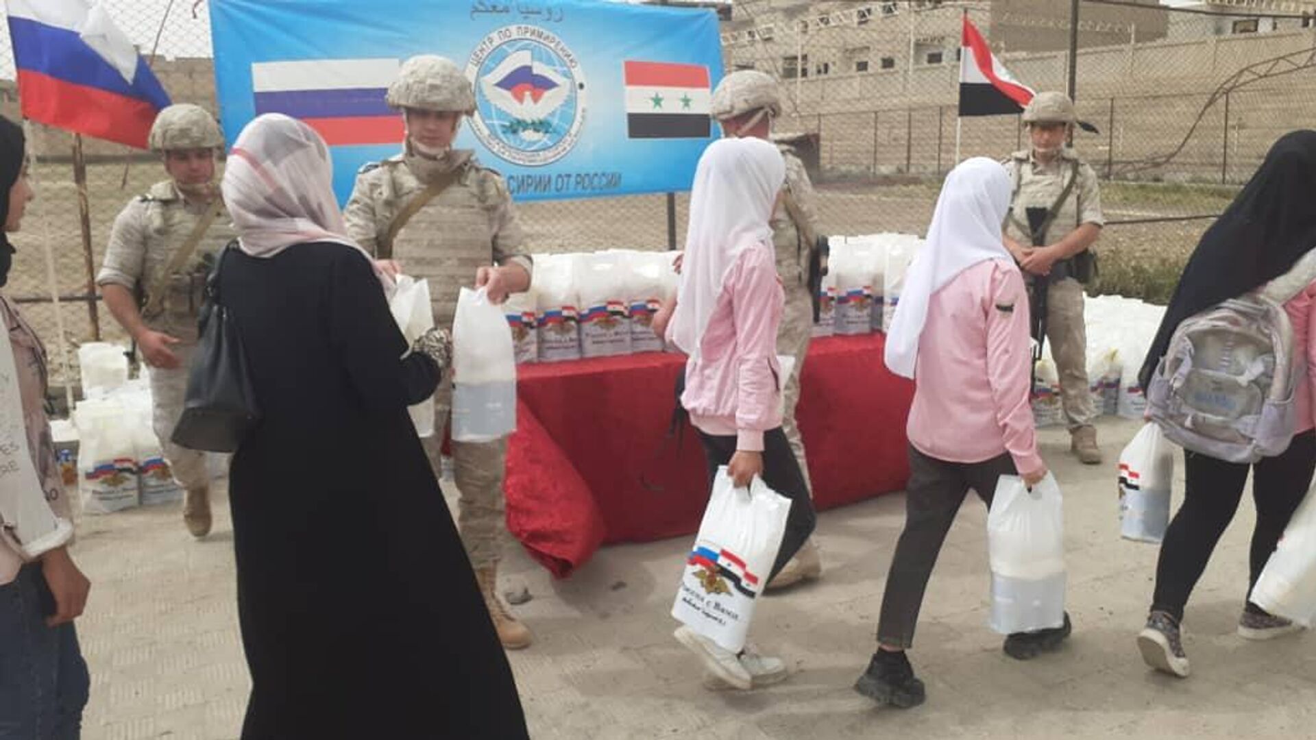 الجيش الروسي يوزع مساعدات إنسانية لسكان مدينة على الحدود السورية العراقية - سبوتنيك عربي, 1920, 22.05.2023