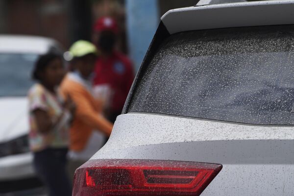سيارة مغطاة بالرماد البركاني في سنتياغو زاليتينتلا، ولاية بويبلا، المكسيك، في 22 مايو 2023. - سبوتنيك عربي