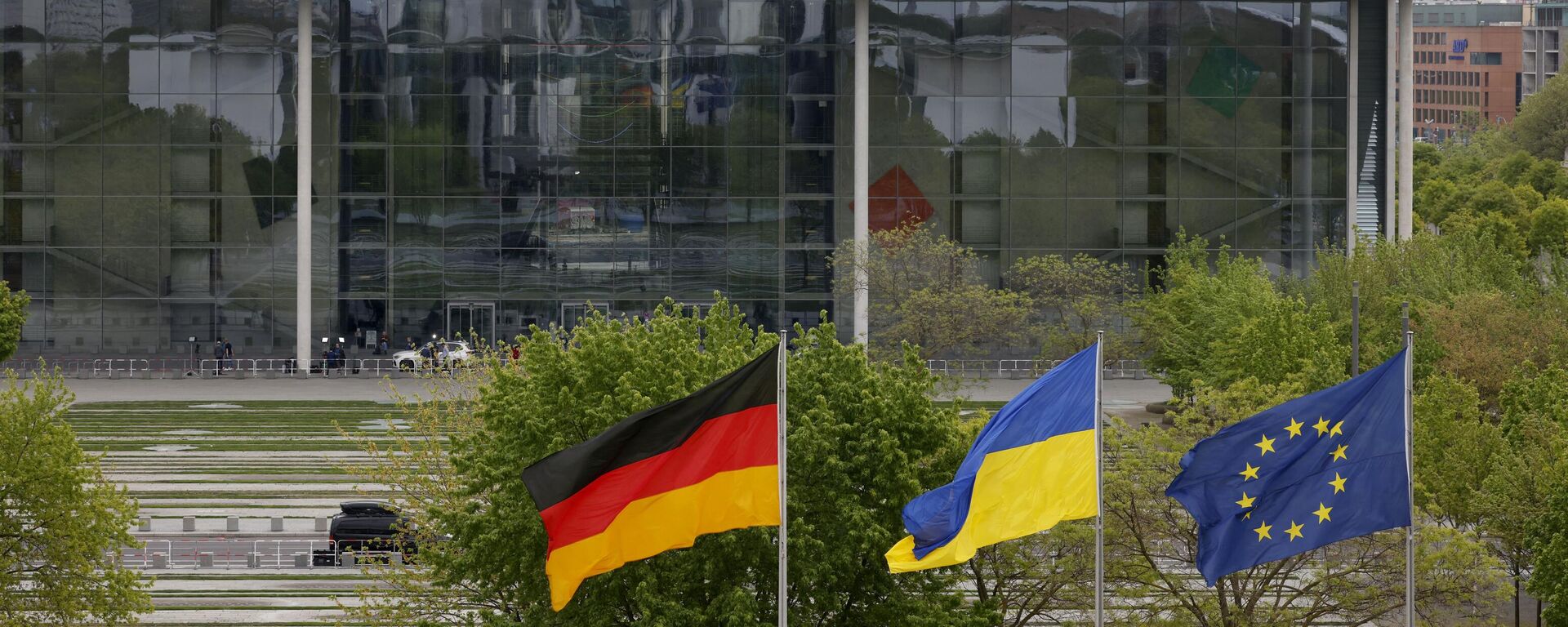علم الاتحاد الأوروبي وبجواره أعلام أوكرانيا وألمانيا في برلين - سبوتنيك عربي, 1920, 11.05.2024