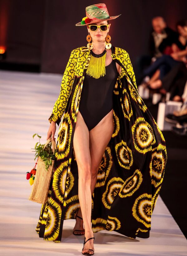 عارضة أزياء تقدم زيا من تصميم المصممة المغربية فضيلة الجادي خلال عرض أزياء في الرباط، المغرب 30 مايو 2023 - سبوتنيك عربي