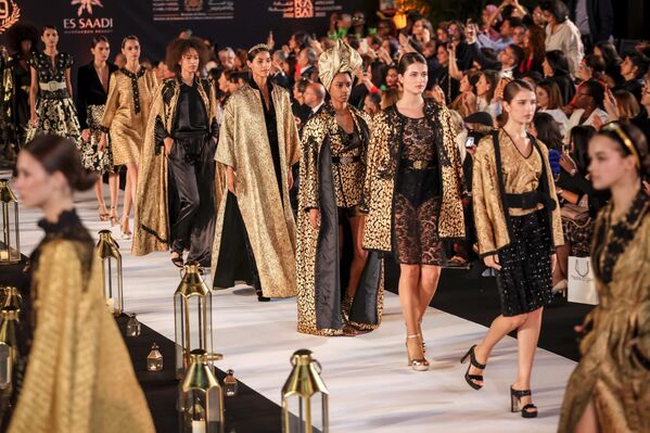 عارضات أزياء يقدمن زيا من تصميم المصممة المغربية فضيلة الجادي خلال عرض أزياء في الرباط، المغرب 30 مايو 2023 - سبوتنيك عربي