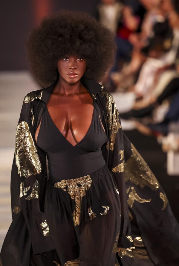 عارضة أزياء تقدم زيا من تصميم المصممة المغربية فضيلة الجادي خلال عرض أزياء في الرباط، المغرب 30 مايو 2023 - سبوتنيك عربي