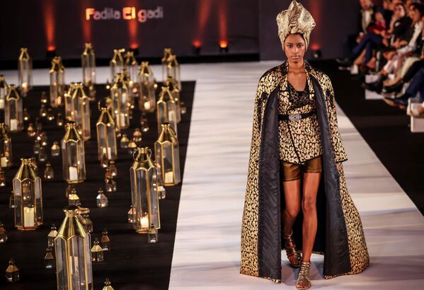 عارضة أزياء تقدم زيا من تصميم المصممة المغربية فضيلة الجادي خلال عرض أزياء في الرباط، المغرب 30 مايو 2023 - سبوتنيك عربي